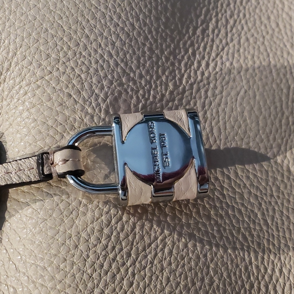 ❣️💫MARK DOWN 💫❣️Michael Kors cream Bag - Picture 13 of 13